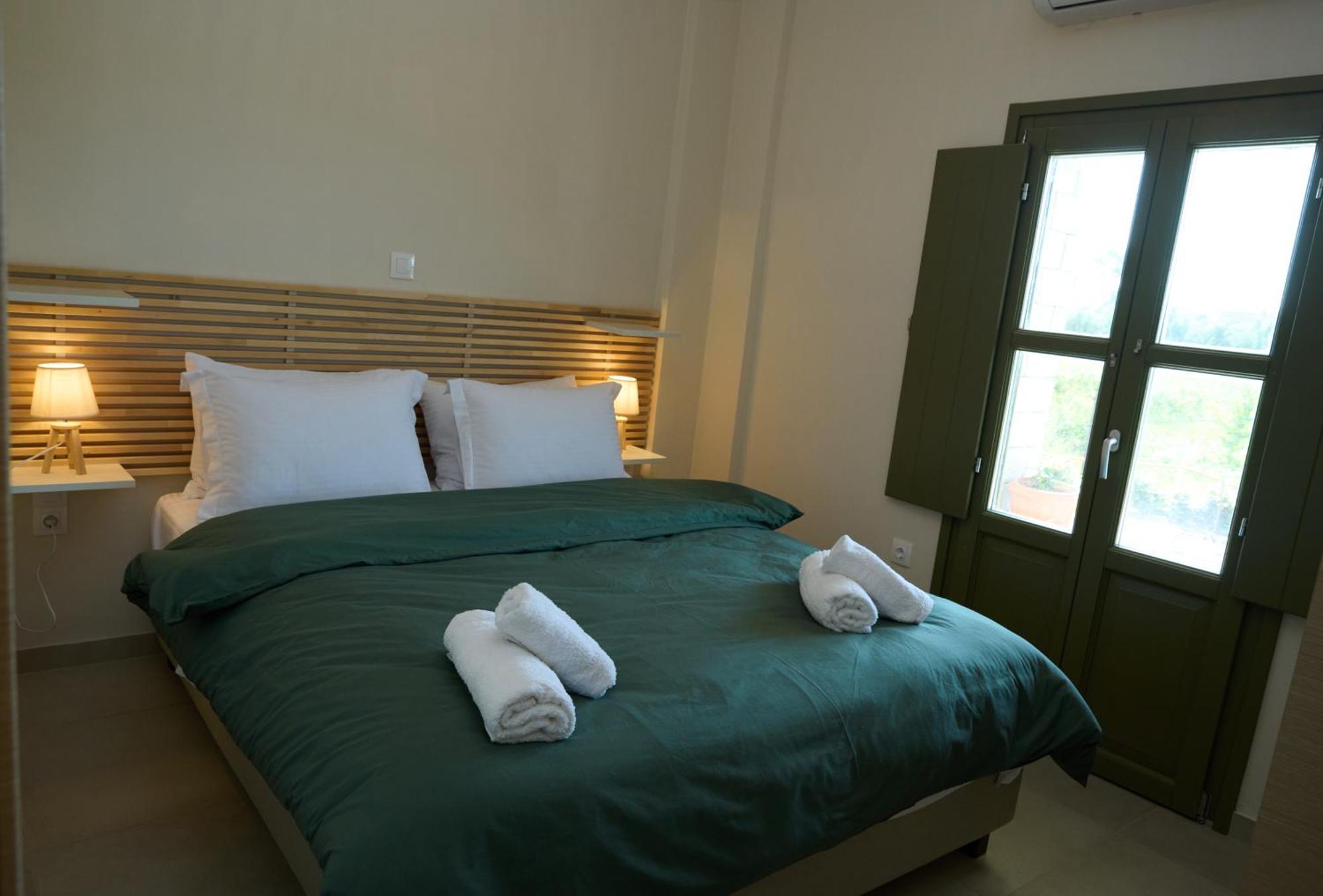 La Familia Luxury Private Maisonettes Near The Sea Gythio Room photo
